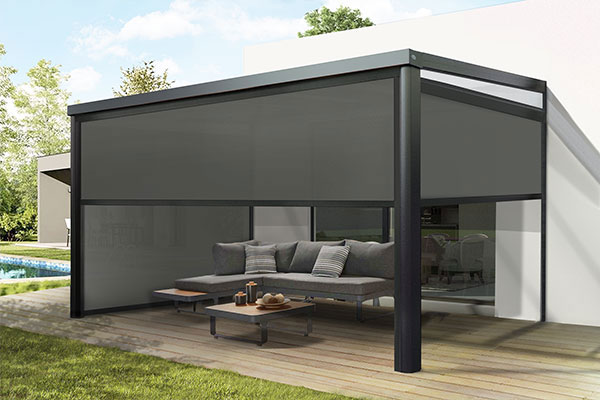 Photo d'une pergola aluminium équipée d'une paroi latérale mixte