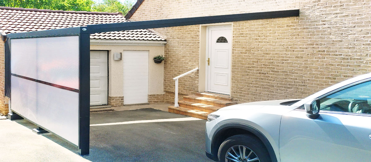 Photo d'un Carport Aluminium CLIMALUX avec une Paroi Polycarbonate de Fermeture