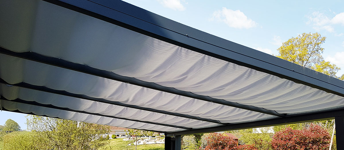 Photo d'une Toiture Polycarbonate de Carport Aluminim avec des Voiles d'Ombrage