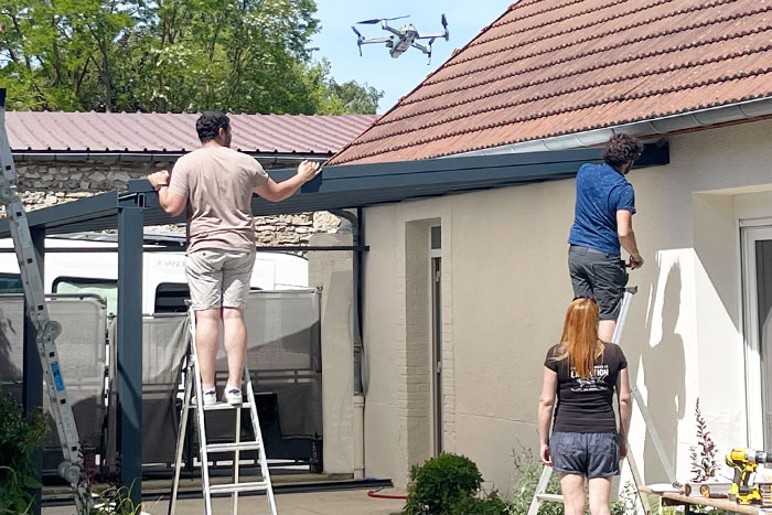 Matthieu et son ami Maxime en plein montage de sa pergola