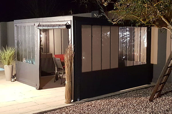 Photo de nuit d'une Bâche CLOSEO Verrière sur une Pergola Bioclimatique