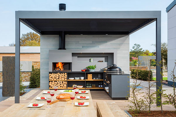 Cuisine d'été sous une pergola adossée