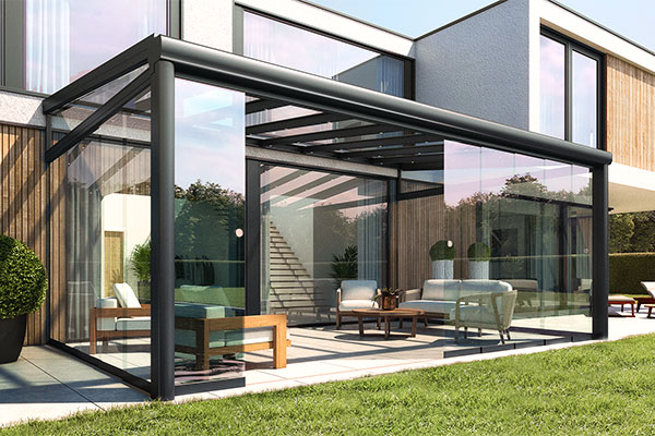 Photo d'une pergola aluminium équipée de rideaux de verre