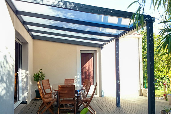 Photographie d'un pergola au toit polycarbonate