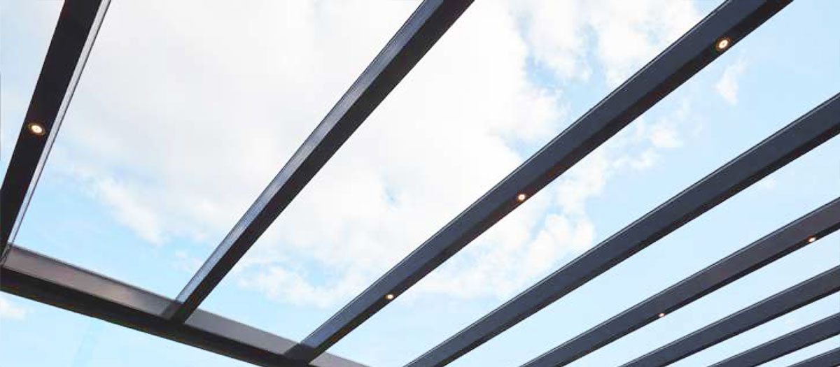 Photographie de la toiture en verre d'une pergola