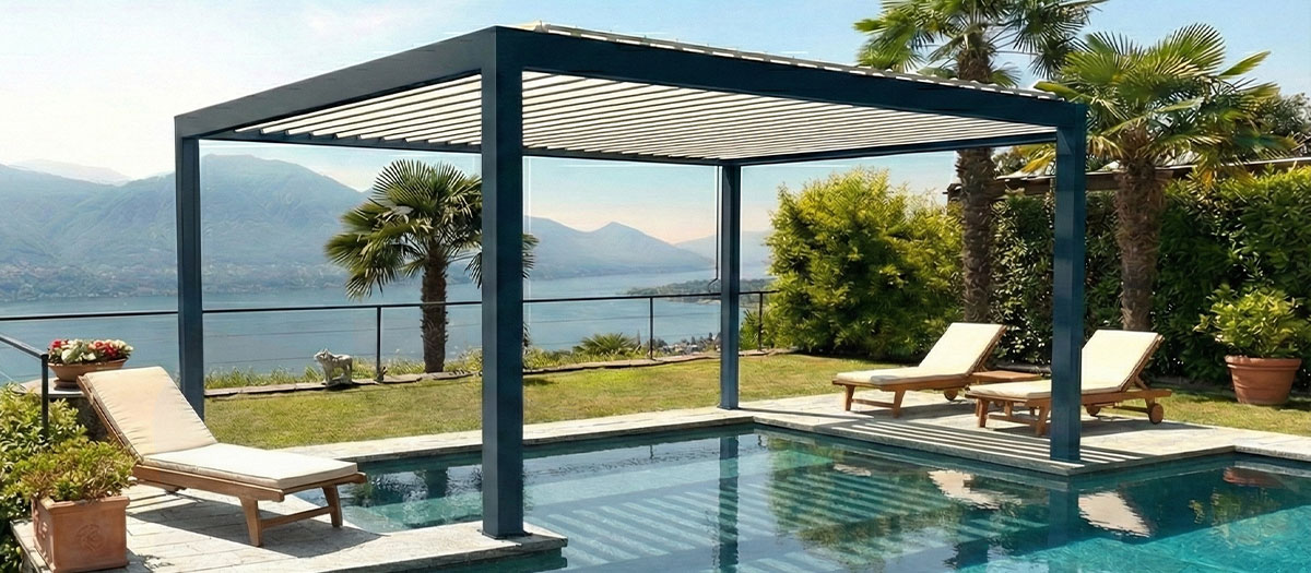 d'une Pergola Bioclimatique SUNLITE Autoportée pour piscine