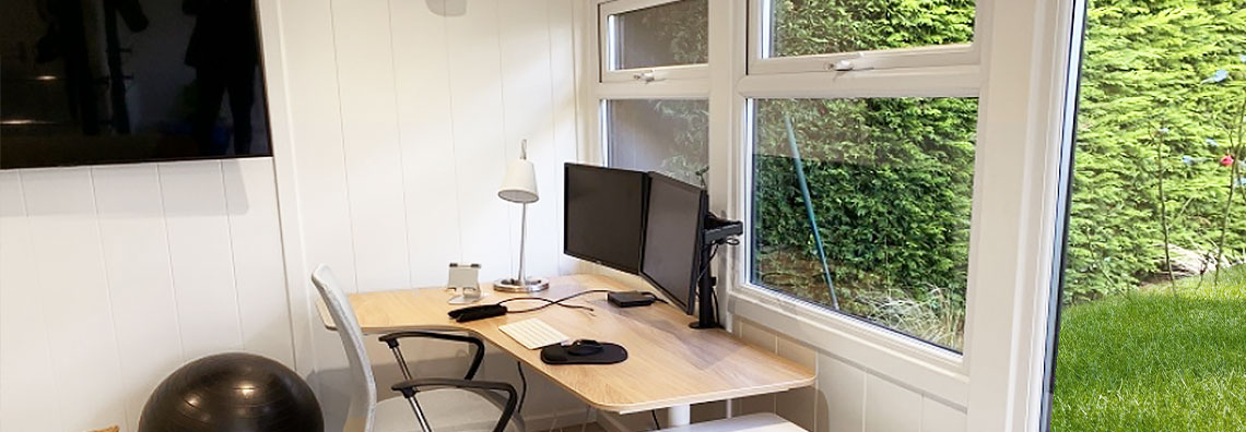 Bureau de jardin installé dans une véranda