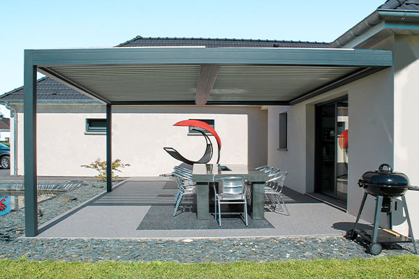 Photo d'une vue de profil d'une Pergola Bioclimatique EOLUX Adossée
