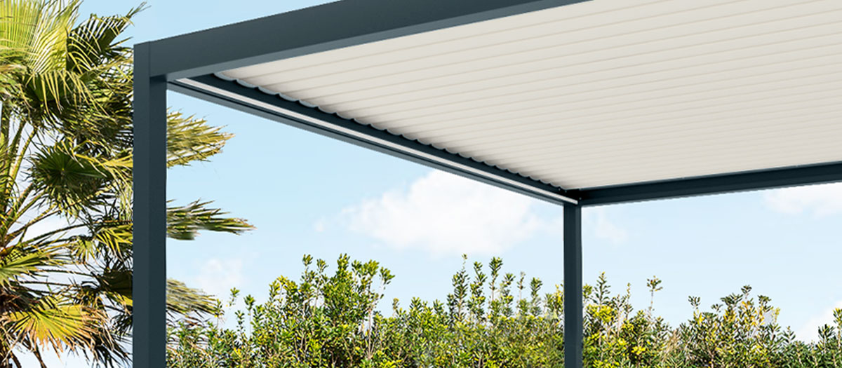 Photo de la toiture d'une Pergola Bioclimatique SUNLITE Autoportée