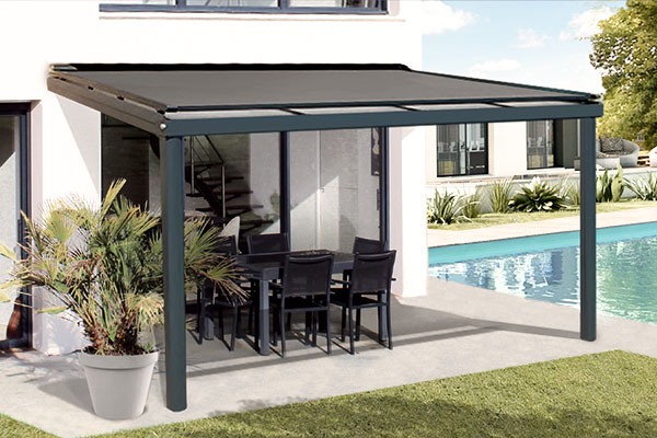 Photo d'une Pergpla Aluminium CLIMALUX équipée d'un store de toiture