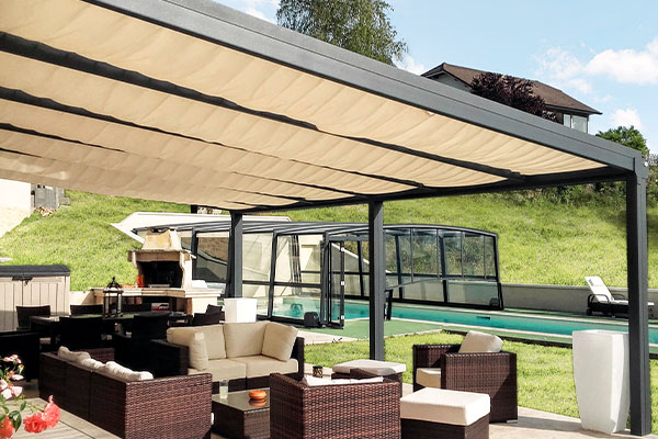 Photo d'une Pergola Aluminium PANORAMA équipée de voiles d'ombrage