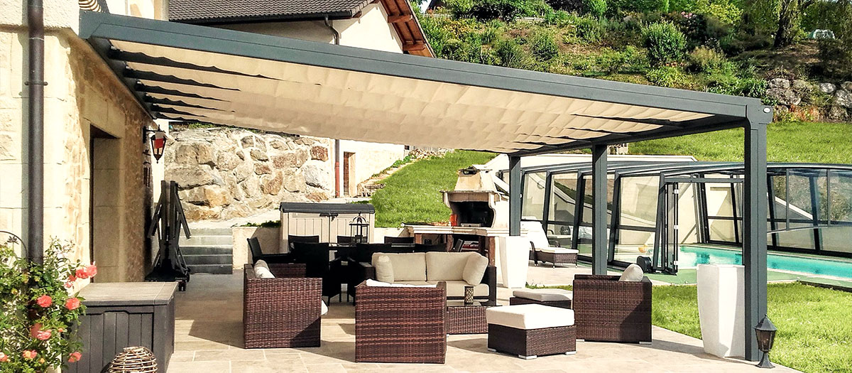 Photo d'une Pergola Aluminium PANORAMA équipée de Voiles d'Ombrage