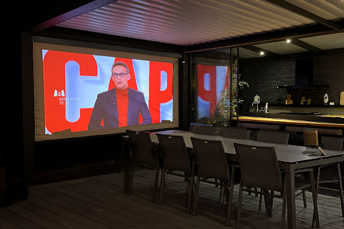 Projection vidéo sur le store de pergola du showroom