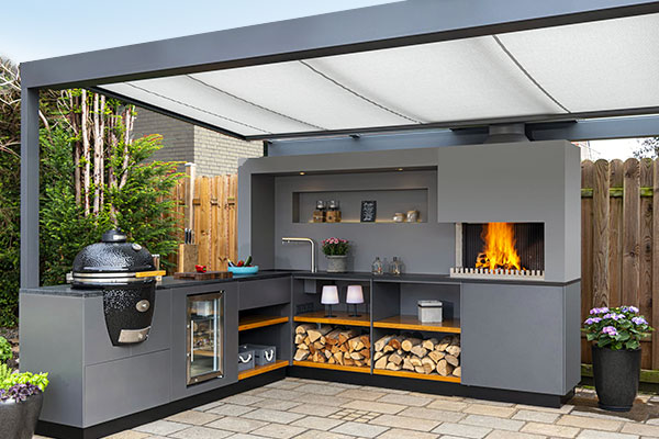 Cuisine d'été installée sous une pergola aluminium