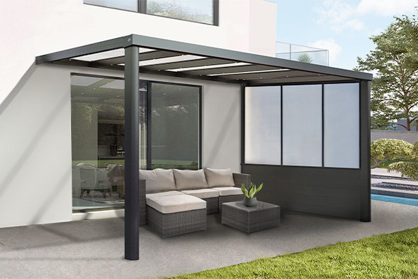 Photo d'une pergola équipée d'une paroi aluminium et polycarbonate