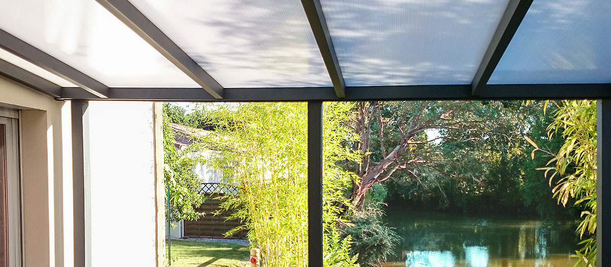 Photographie de la toiture polycarbote d'une pergola