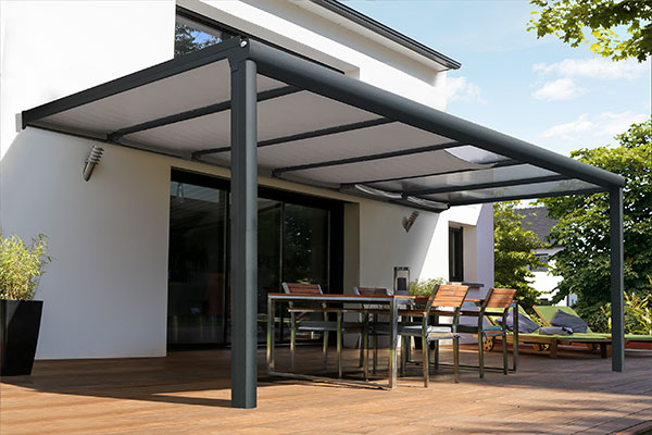 Photo de voiles d'ombrage gris sur une pergola aluminium