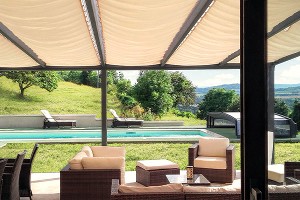 Photo d'une terrasse avec une pergola équipée de voiles d'ombrage ivoir