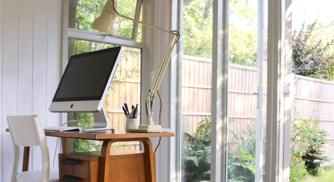 Véranda aménagée en bureau de jardin