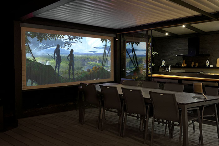 Projection vidéo sur le store de pergola du showroom