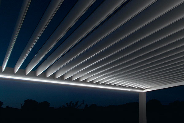 Photo d'une Pergola Bioclimatique EOLUX équipée d'un ruban LED