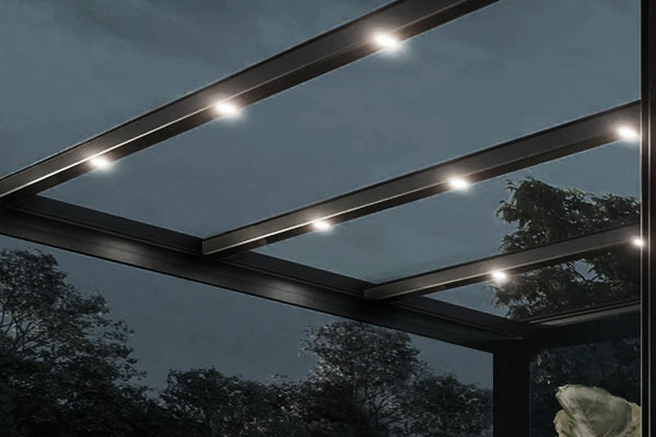 Photo du Bandeau de lumières LED et du Kit Spot LED pour Pergola