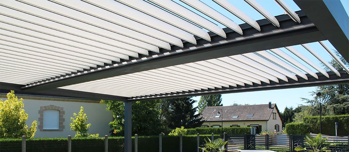 Photo of the adjustable slats of an EOLUX Wall-Mounted Bioclimatic Pergola