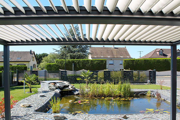 How does a bioclimatic pergola work?