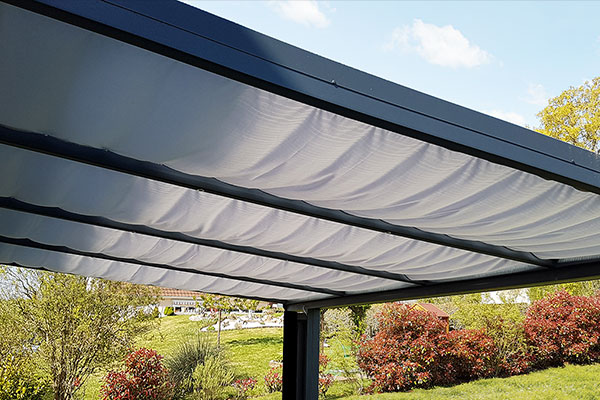 Create a shaded area under your pergola: the sliding canopy