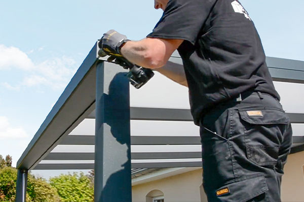 Comment fabriquer une pergola : bioclimatique et à toit rigide